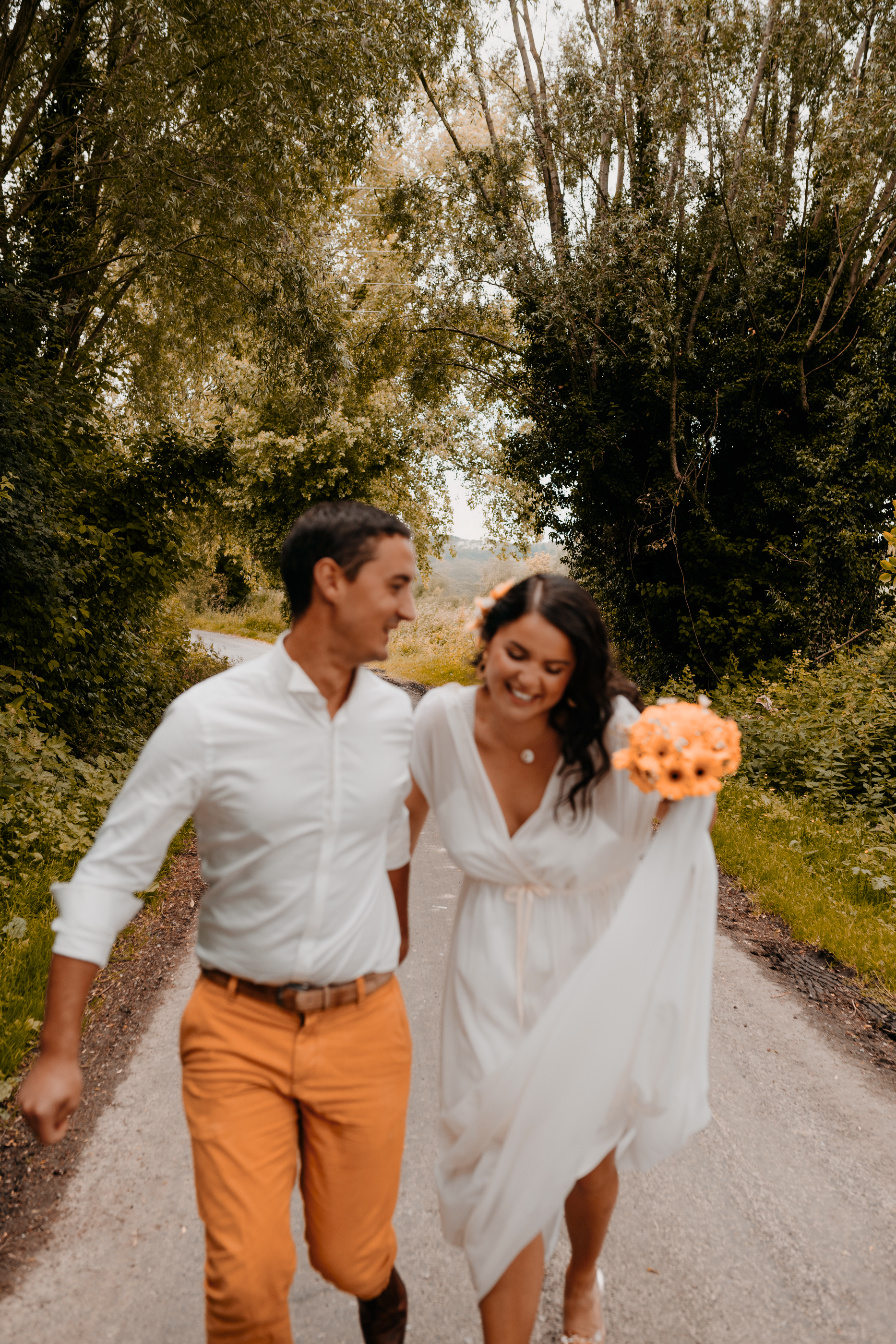 Mariage dans le nord de la France par Marine Derache photographe  représentant deux amoureux souriants main dans la main. 