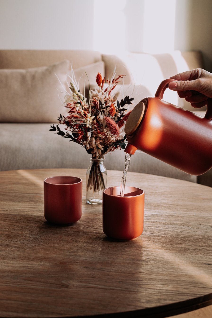 Photo de produits pour la marque Ogo Living et Instant Candide dans le nord de la France par Marine Derache photographe  représentant une tisanière et deux tasses avec un bouquet de fleurs séchées en arrière plan.